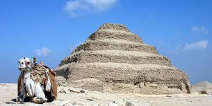 1280px-Saqqara_pyramid (1)